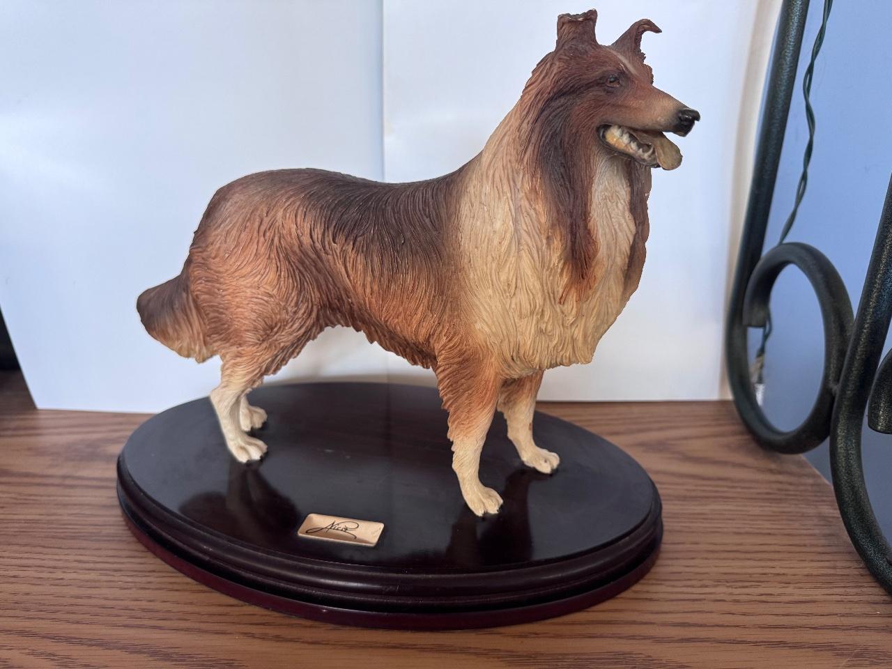 Collie figurine on oval base with plaque, side view.